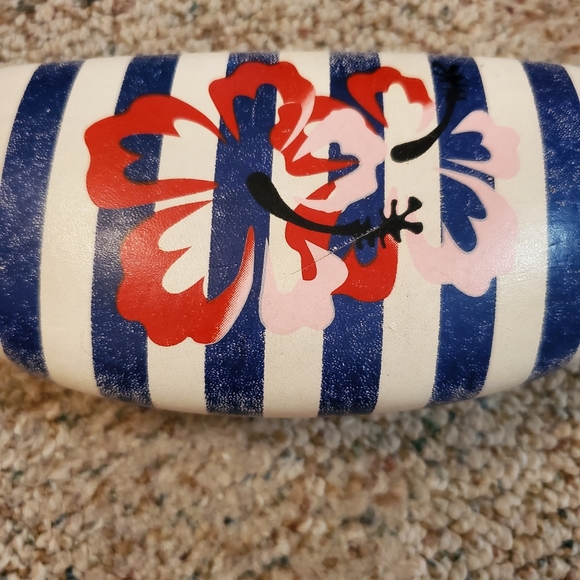 Hard shell eyeglass case (glasses NOT included) - Picture 2 of 8